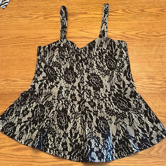 Top ladies stretchy lace lined black and cream color flowy bottom Sz 3 - Picture 4 of 4